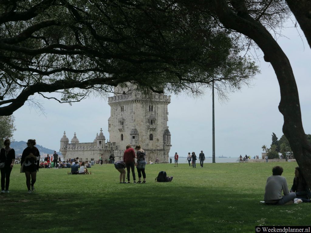 Bij de Torre de Belém ligt een groot grasveld waar altijd veel toeristen zitten of liggen. Er zijn ook enkele restaurants en cafés.Tip: Ga eens hier in de buurt picknicken.